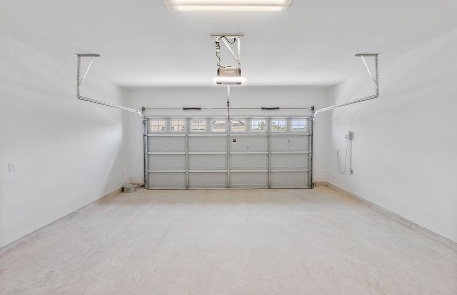 Spacious, unfurnished interior of a new home in Bluffview Reserve, Leander (Image 55).
