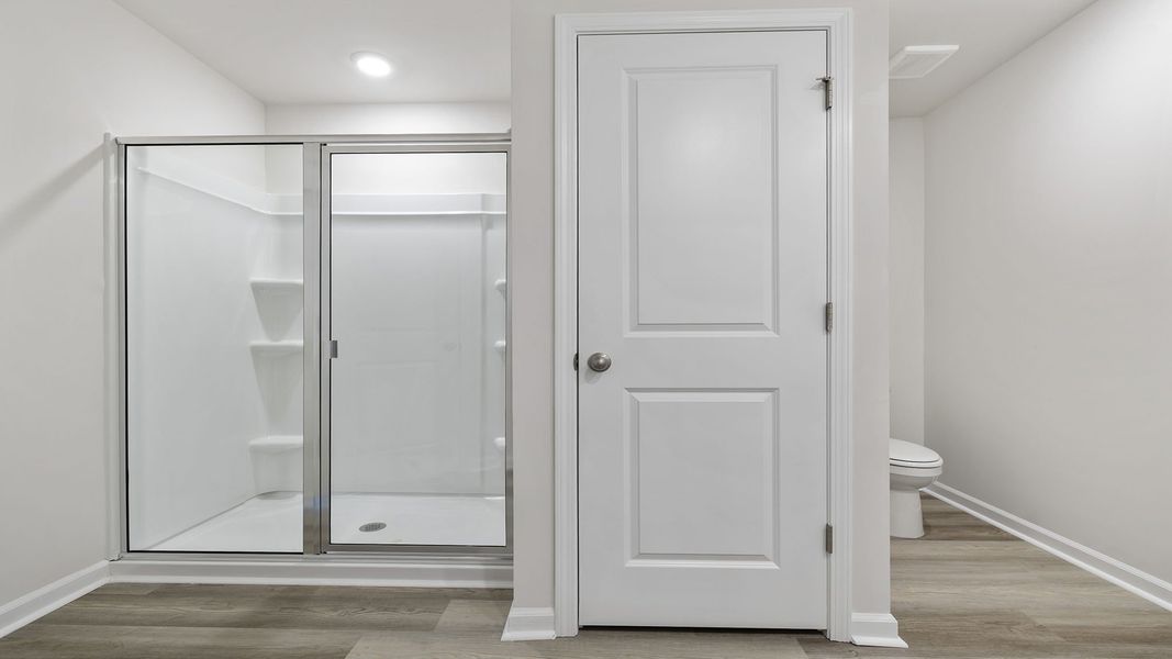 Spacious, unfurnished interior of a new home in Tanglewood Townes, Greenville (Image 25).