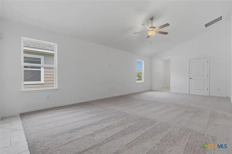 Spacious, unfurnished interior of a new home in Turnbo Ranch, Killeen (Image 16).