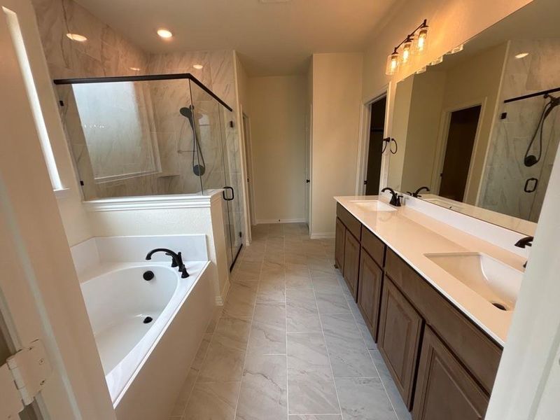 Furnished interior view inside a new home in Waterford Park, Weatherford (Image 9).