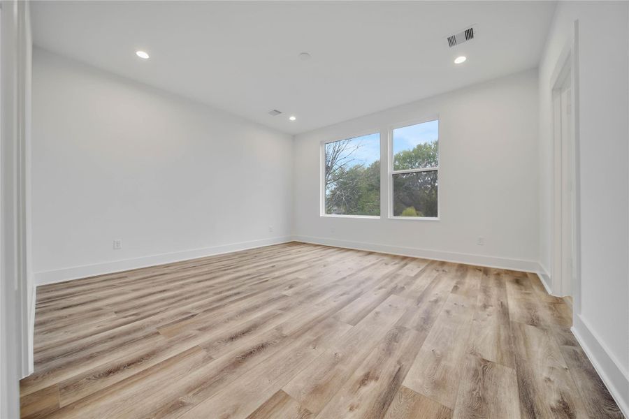 Spacious, unfurnished interior of a new home in , Houston (Image 24).