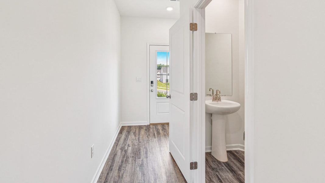 Spacious, unfurnished interior of a new home in Fieldcrest Acres, Blountville (Image 16).