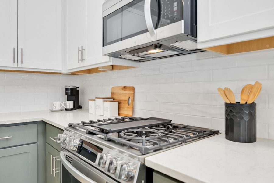 Cook Like a Pro with Gas CookingThis upgraded LG appliance package includes a 5-burner gas range and built-in microwave—ideal for home chefs who want form and function.