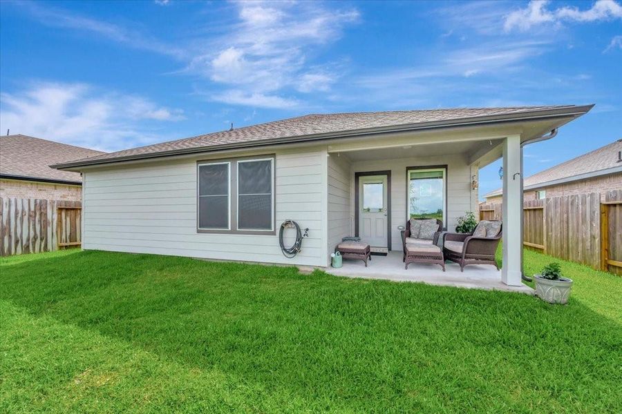 Exterior details and patio area of a home in Pelican Pointe, Texas City (Image 20).