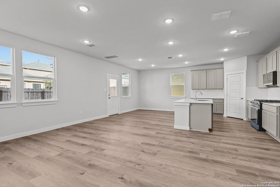 Spacious, unfurnished interior of a new home in Senna, Leon Valley (Image 16).