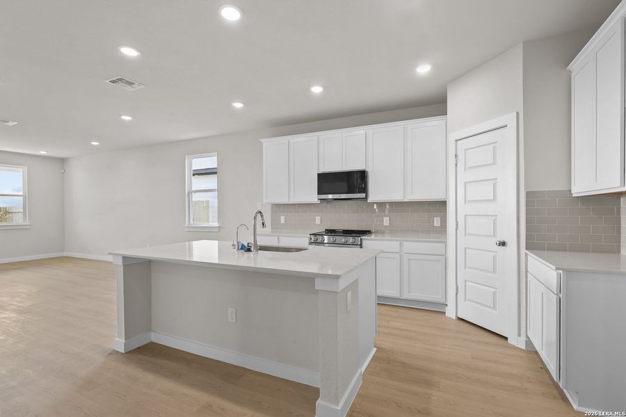 Furnished interior view inside a new home in Hiddenbrooke, Seguin (Image 14).