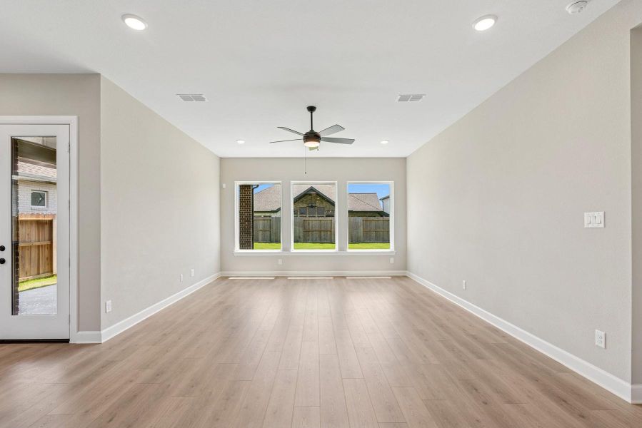 Spacious, unfurnished interior of a new home in Riceland 60’ Homesites, Mont Belvieu (Image 28).