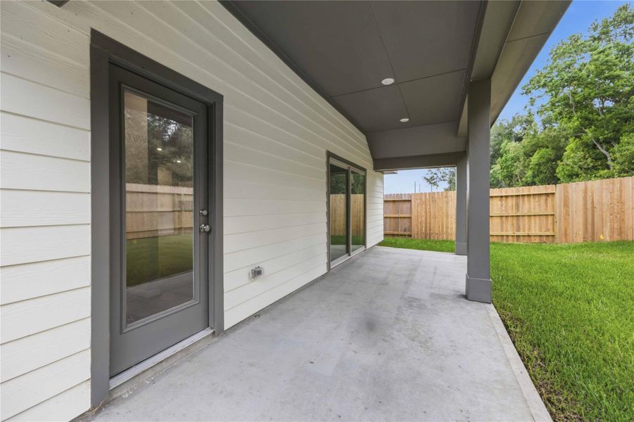 Exterior details and patio area of a home in Sundance Cove, Crosby (Image 15).