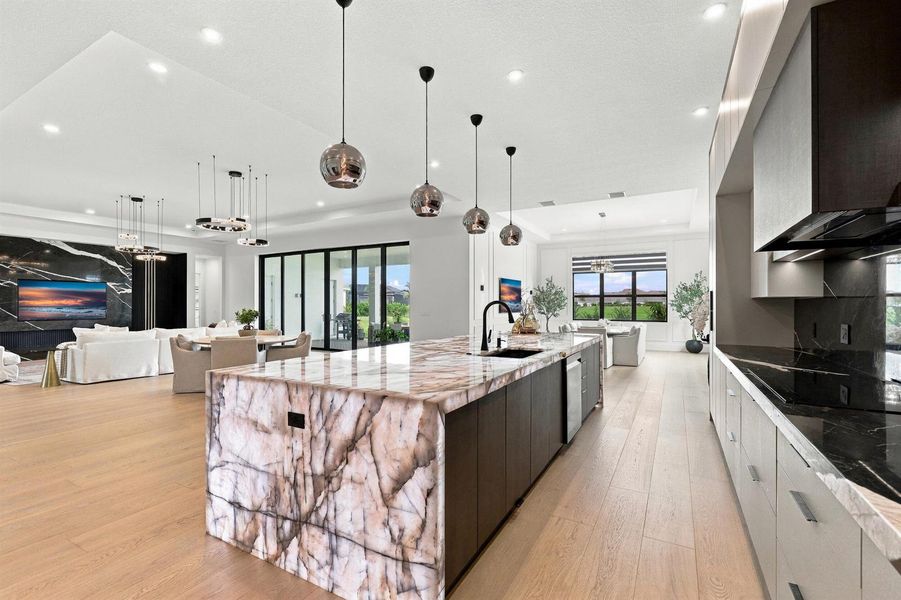Illuminated Island & Designer Kitchen Illuminated Island & Designer Kitchen