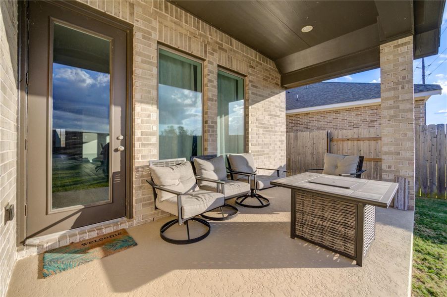 Exterior details and patio area of a home in , Katy (Image 4).