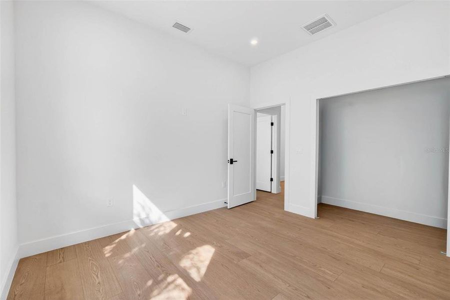 Spacious, unfurnished interior of a new home in , St. Petersburg (Image 32).