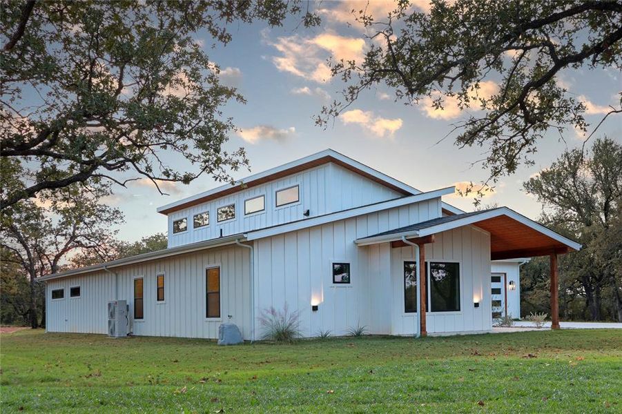 Exterior details and patio area of a home in , Paradise (Image 3).