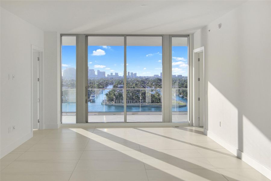 Spacious, unfurnished interior of a new home in , Fort Lauderdale (Image 17).
