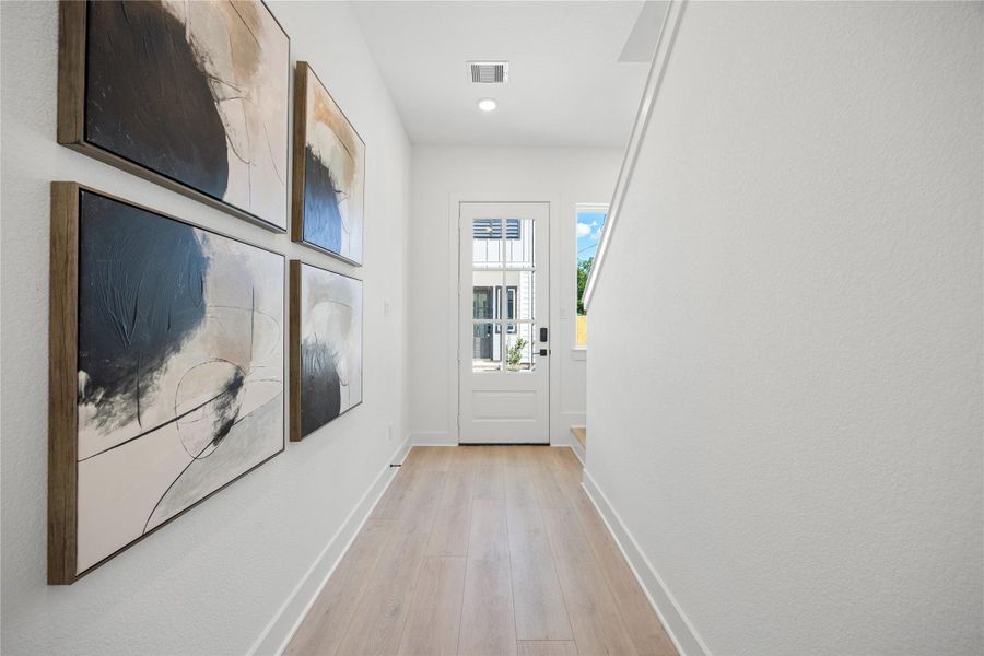 The entryway is spacious and bright! The entryway is spacious and bright!