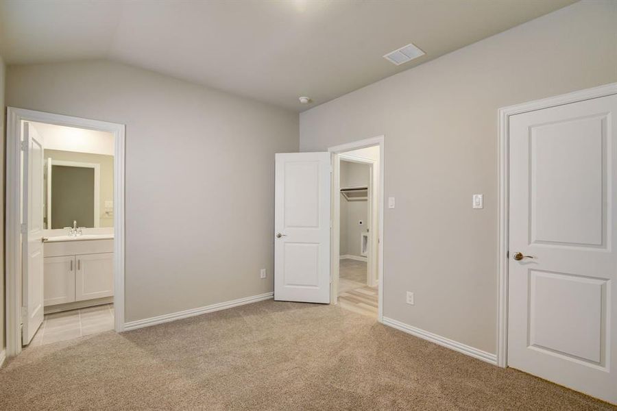 Spacious, unfurnished interior of a new home in Stratton Place, Greenville (Image 18).
