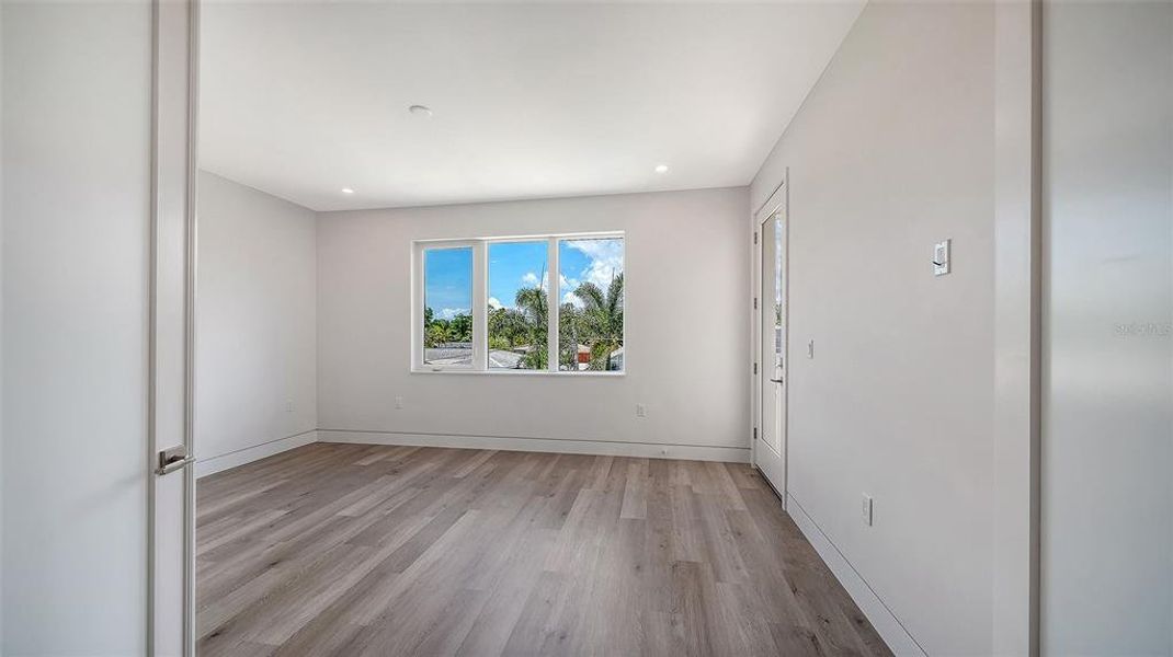 Spacious, unfurnished interior of a new home in , Sarasota (Image 52).