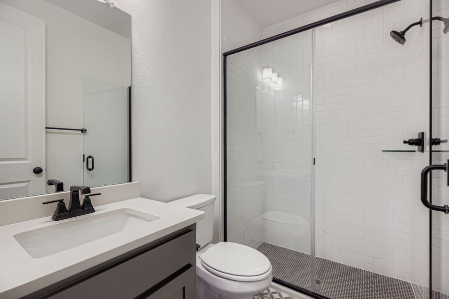 2608 Cedar - Full Bathroom