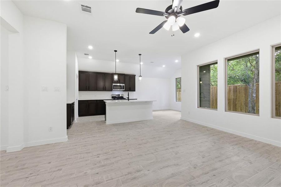 Spacious, unfurnished interior of a new home in Meadow Lakes, Fort Worth (Image 20).