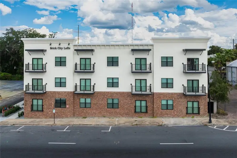 Condo located in Ocala, FL showcasing its design and architecture (Image 3).