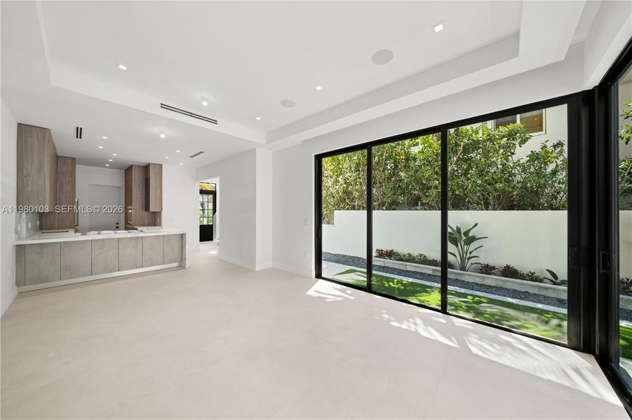 Spacious, unfurnished interior of a new home in , Coral Gables (Image 17).