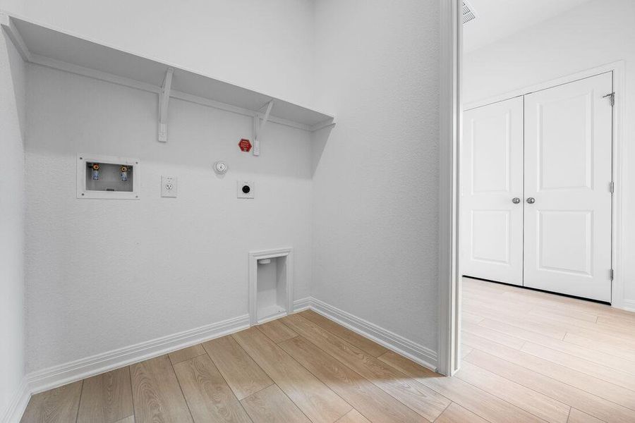 Spacious, unfurnished interior of a new home in Longview 40s - Alley, Del Valle (Image 13). Spacious, unfurnished interior of a new home in Longview 40s - Alley, Del Valle (Image 13).