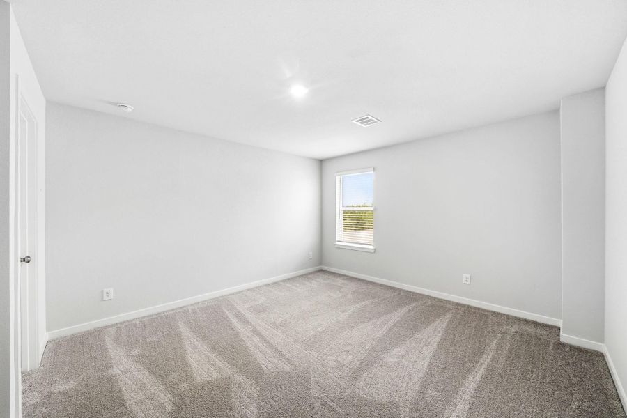 Spacious, unfurnished interior of a new home in Country Creek, Mont Belvieu (Image 10).
