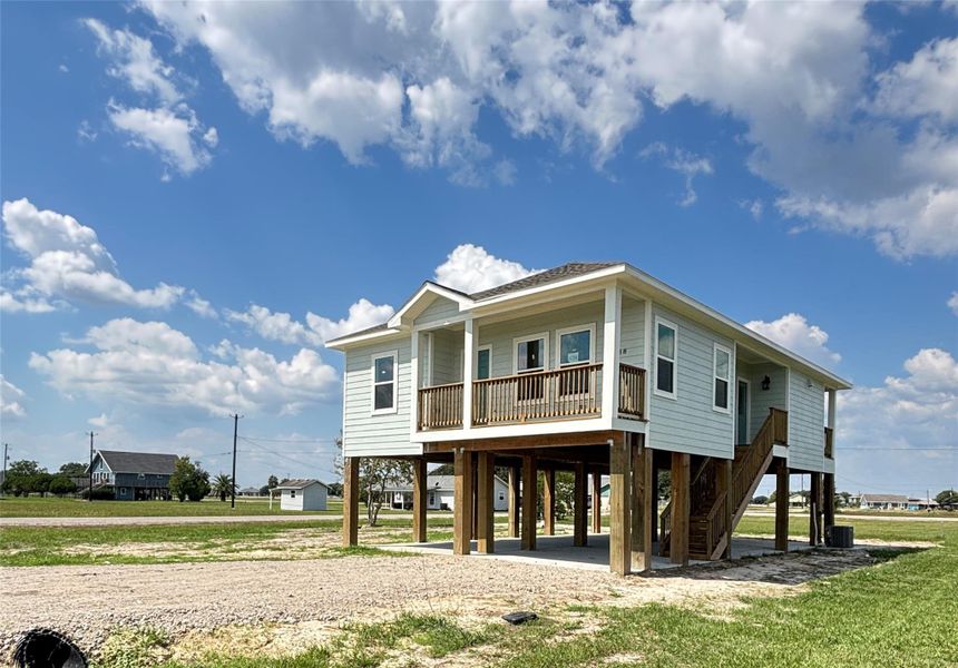 Exterior details and patio area of a home in , Palacios (Image 18).