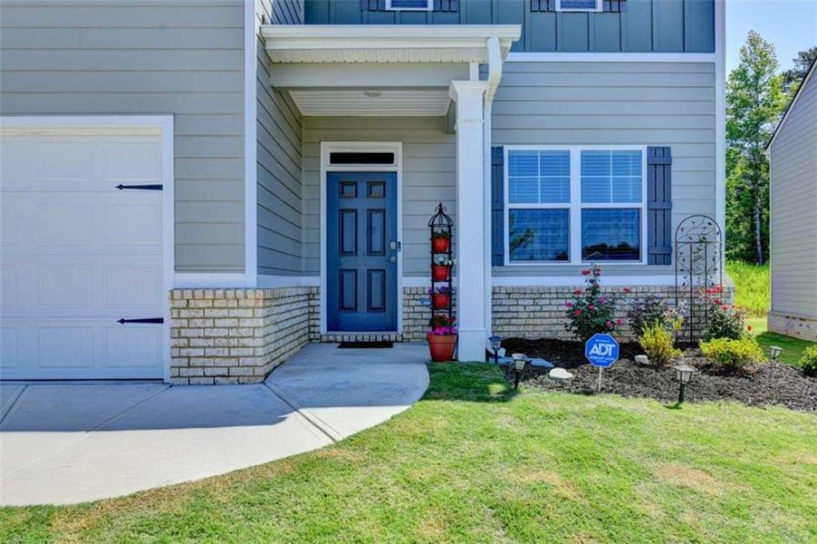 Exterior details and patio area of a home in Twin Lakes, Hoschton (Image 3).