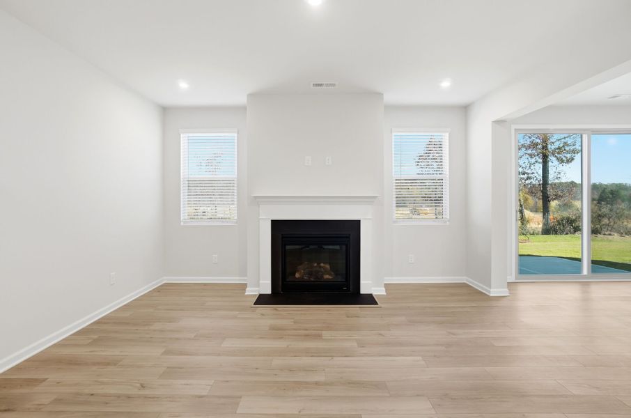 Spacious, unfurnished interior of a new home in Waxhaw Landing, Monroe (Image 15).