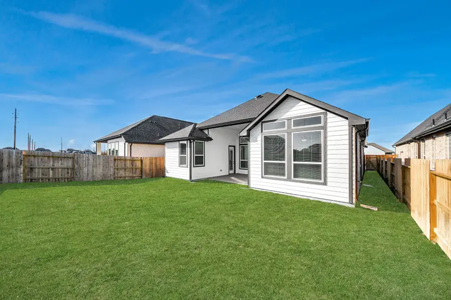 Exterior details and patio area of a home in Beacon Point, Texas City (Image 4).