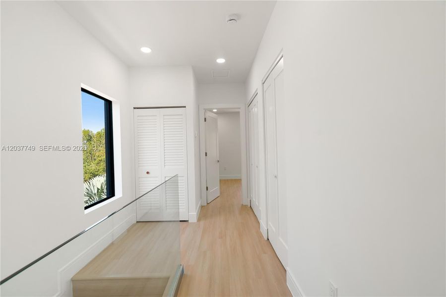 Spacious, unfurnished interior of a new home in , Key Largo (Image 30).