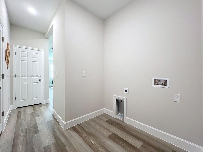Spacious, unfurnished interior of a new home in , North Port (Image 19).