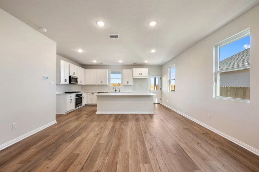 Spacious, unfurnished interior of a new home in Patterson Ranch, Georgetown (Image 32).