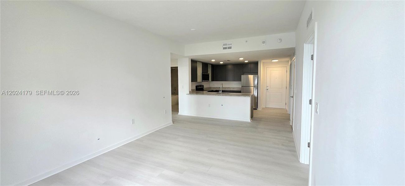 Spacious, unfurnished interior of a new home in , Orlando (Image 27).