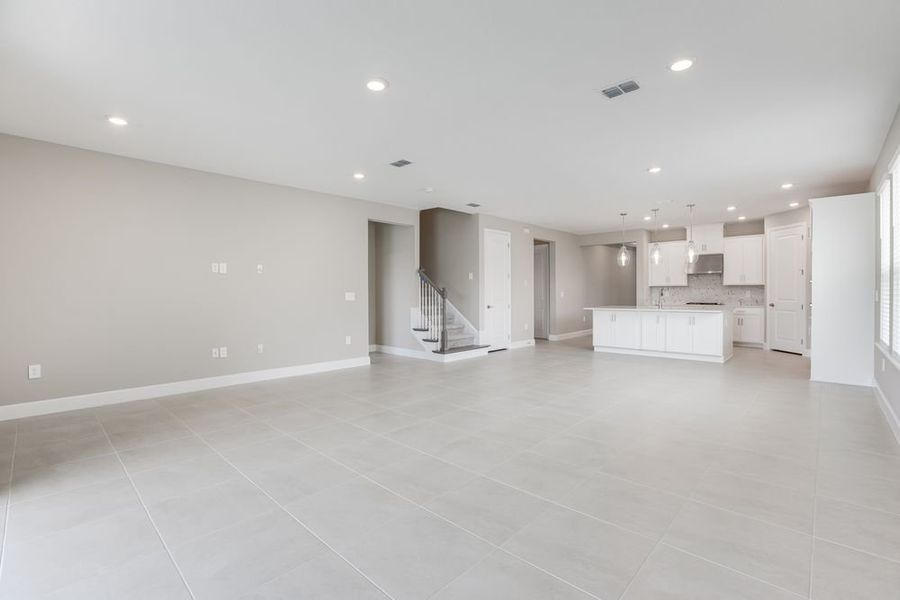 Spacious, unfurnished interior of a new home in Indigo Creek, Apollo Beach (Image 10).