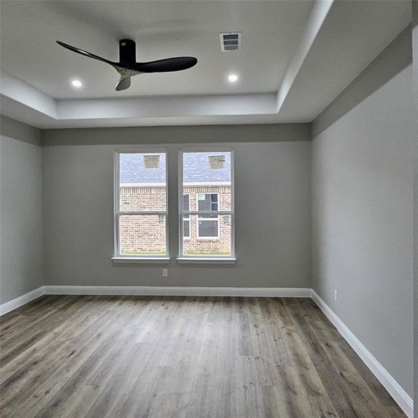 tray ceiling, and a ceiling fan