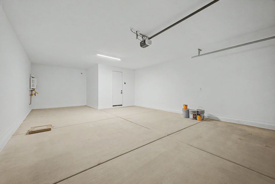 Spacious, unfurnished interior of a new home in Frontera, Surprise (Image 13).