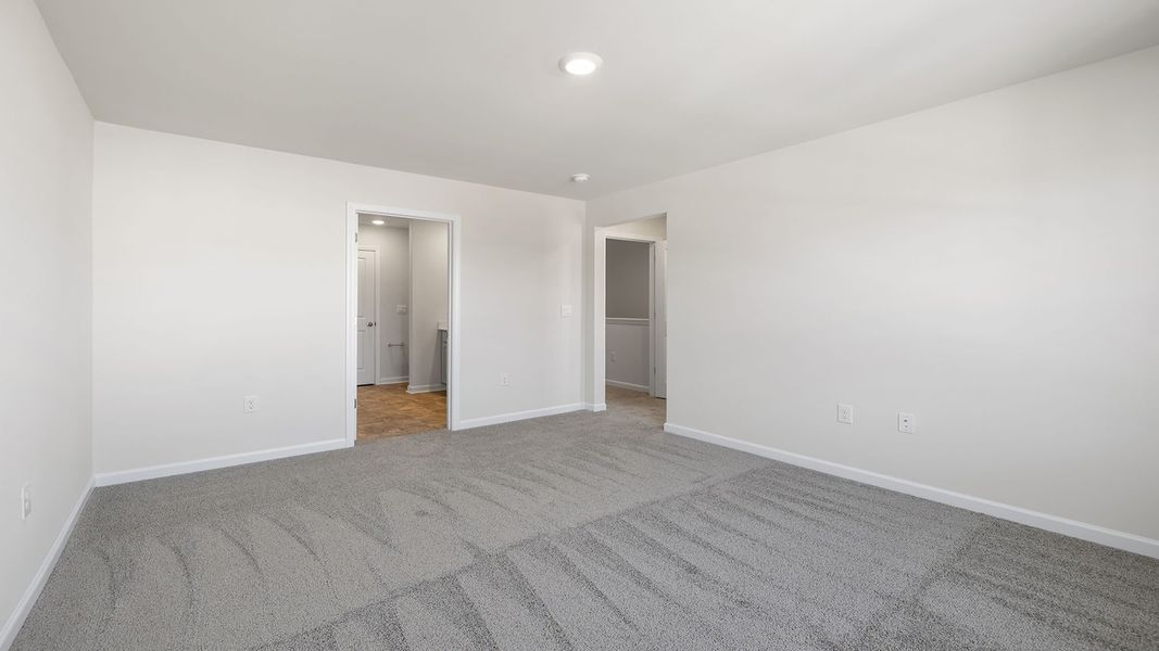 Spacious, unfurnished interior of a new home in Tanglewood Townes, Greenville (Image 25).