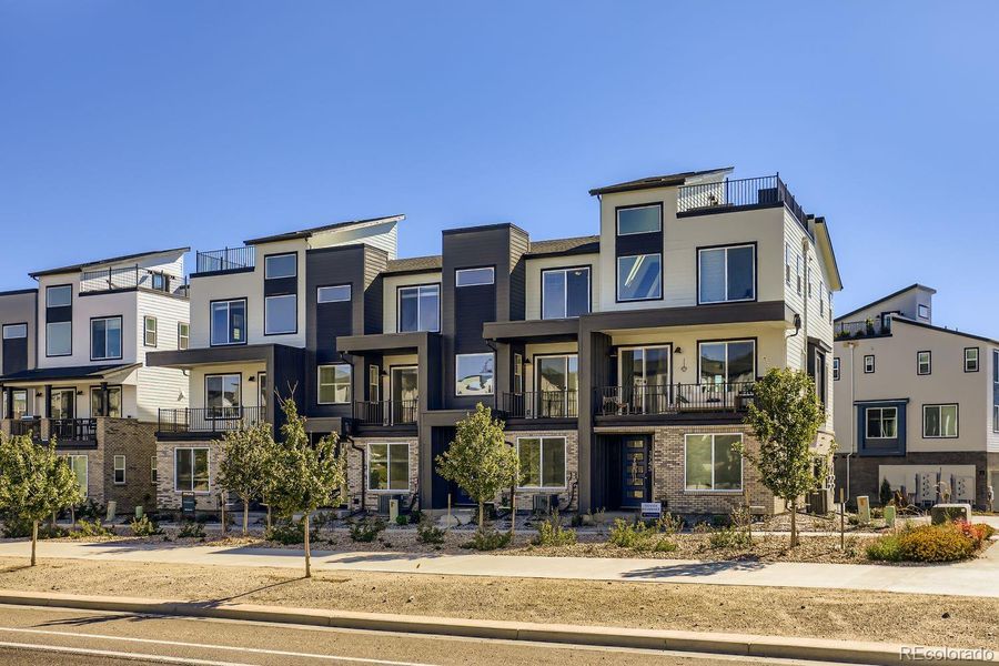 Condo located in Broomfield, CO showcasing its design and architecture (Image 3).