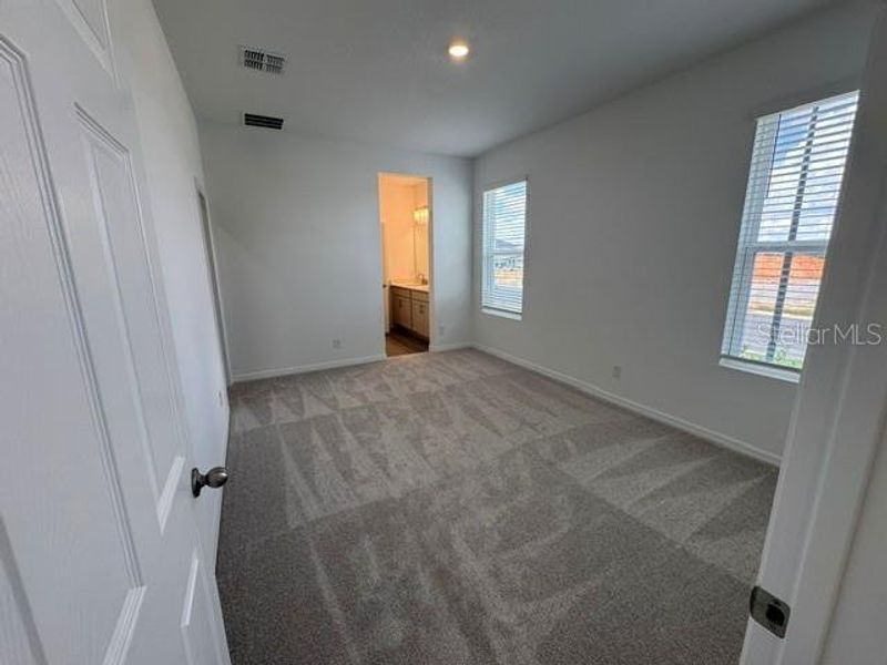 Spacious, unfurnished interior of a new home in Cypress Bluff, Groveland (Image 5).