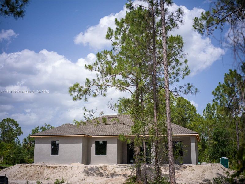 Exterior details and patio area of a home in , Lehigh Acres (Image 4).