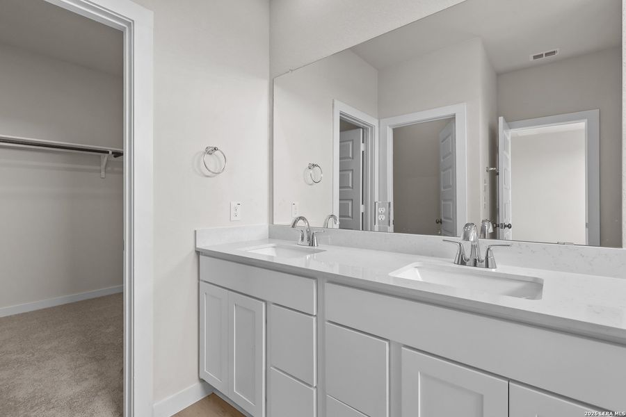 Furnished interior view inside a new home in Hiddenbrooke, Seguin (Image 7).
