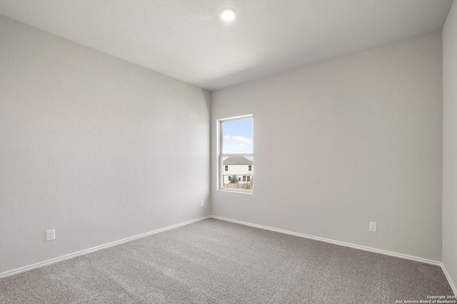 Spacious, unfurnished interior of a new home in Blue Ridge Ranch, San Antonio (Image 20).