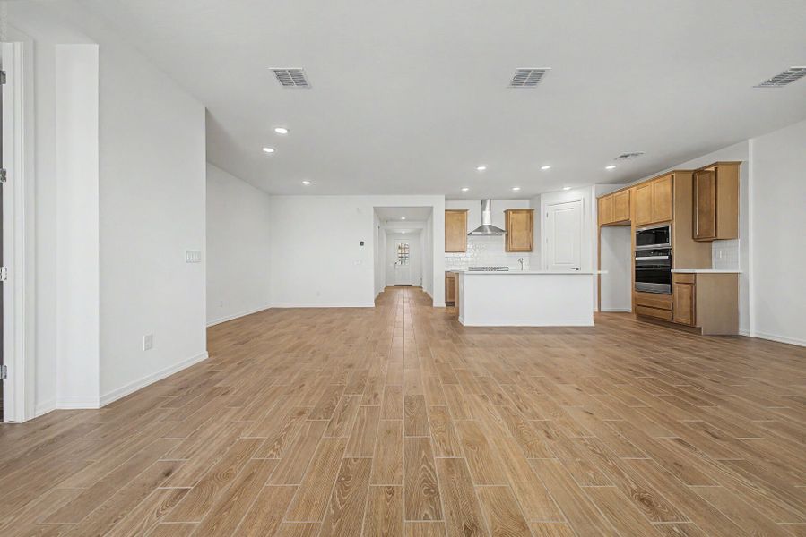 Spacious, unfurnished interior of a new home in White Tank Vistas, Waddell (Image 6).