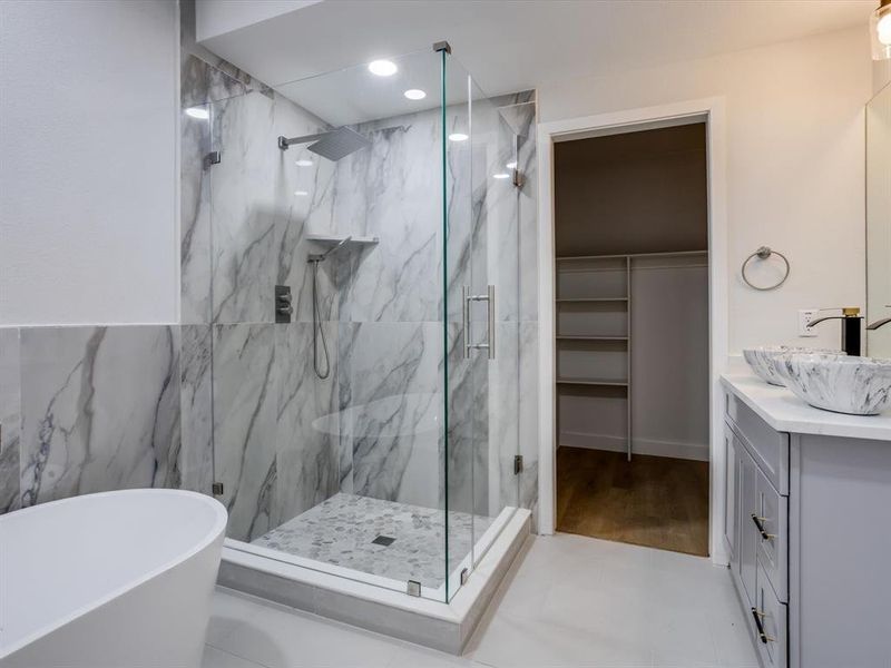 Furnished interior view inside a new home in , Grand Prairie (Image 13).