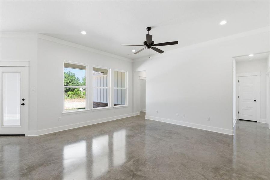 Spacious, unfurnished interior of a new home in , Weatherford (Image 16).