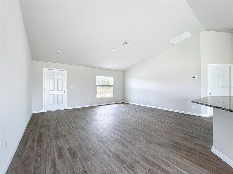 Spacious, unfurnished interior of a new home in , Cape Coral (Image 14).