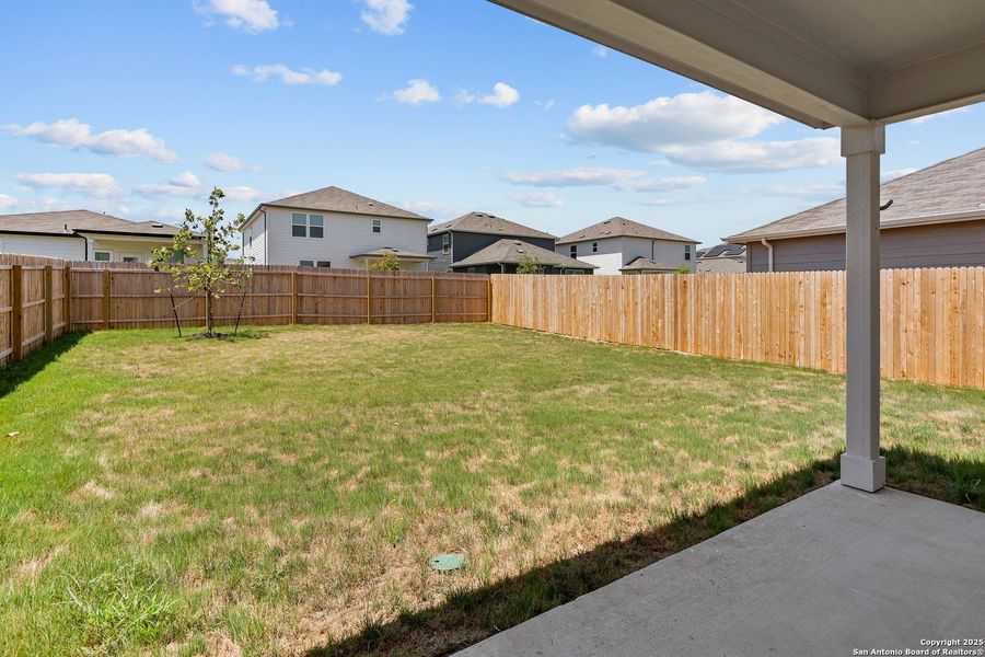 Exterior details and patio area of a home in Horizon Ridge, San Antonio (Image 3).