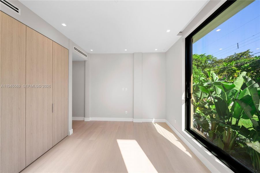 Spacious, unfurnished interior of a new home in , Biscayne Park (Image 17).