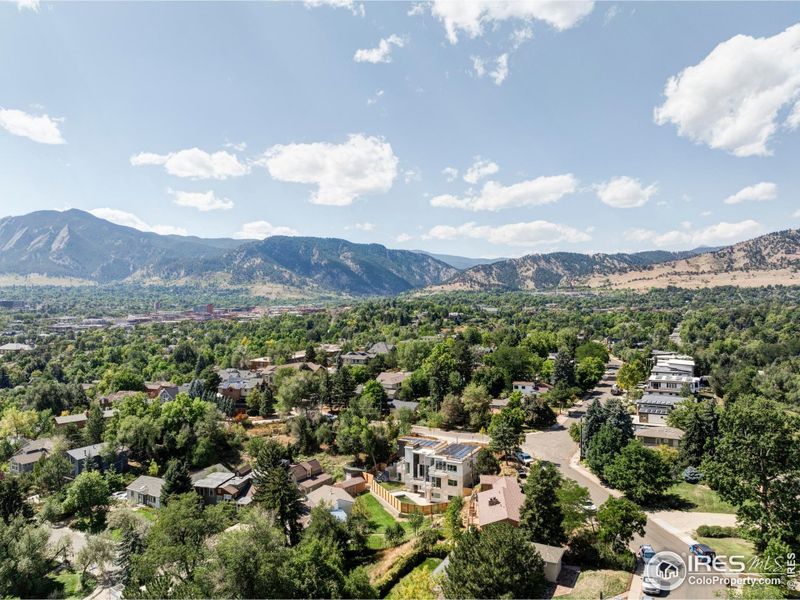 From this fantastic Alpine Hill enclave, you'll enjoy easy access to 28th Street amenities, including Target, Trader Joe's and Whole Foods.